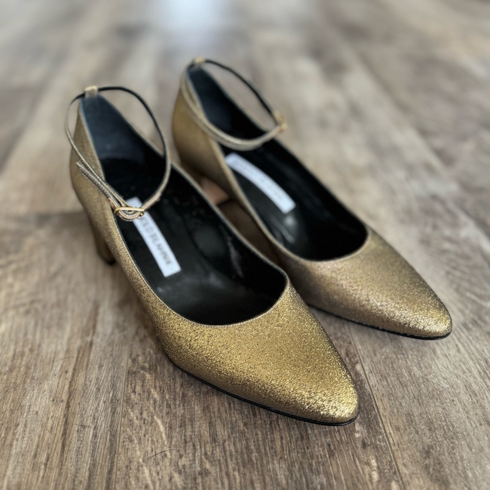 NWOT! MANOLO BLAHNIK Listony Gold Glitter Ankle Strap Pump, 30mm Heel - Size 37 - Picture 3 of 12